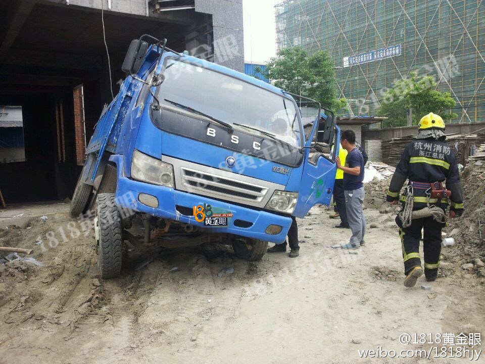 浙江老板指挥倒车 躲闪不及夹车墙间身亡 国内 第1张