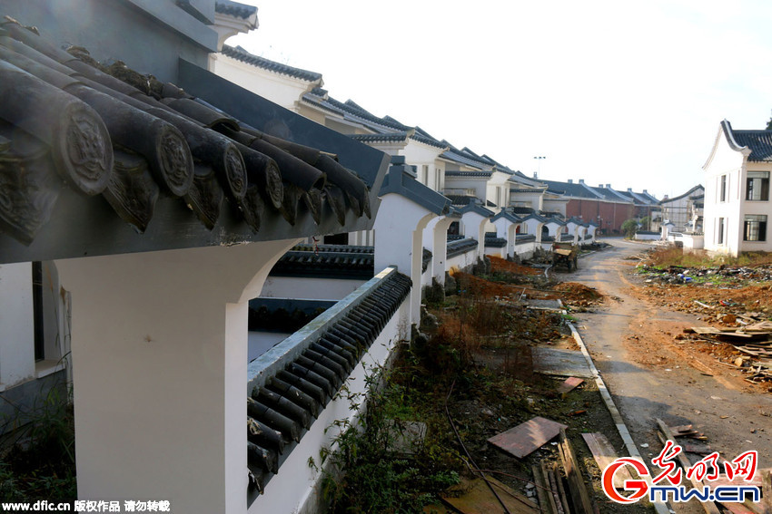 贵州遵义百套别墅烂尾成“墓地” 经济 第2张