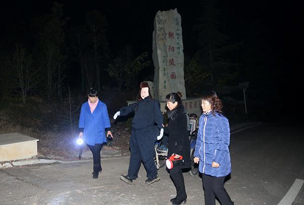 河南一墓地安排机器人保安夜间巡逻，为女子守墓队员壮胆 国内 第1张