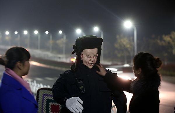 河南一墓地安排机器人保安夜间巡逻，为女子守墓队员壮胆 国内 第2张