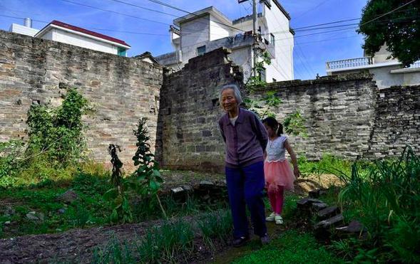 城市子女请注意：明年起，留在农村的老宅，全部实行“地随房走” 国内 第4张